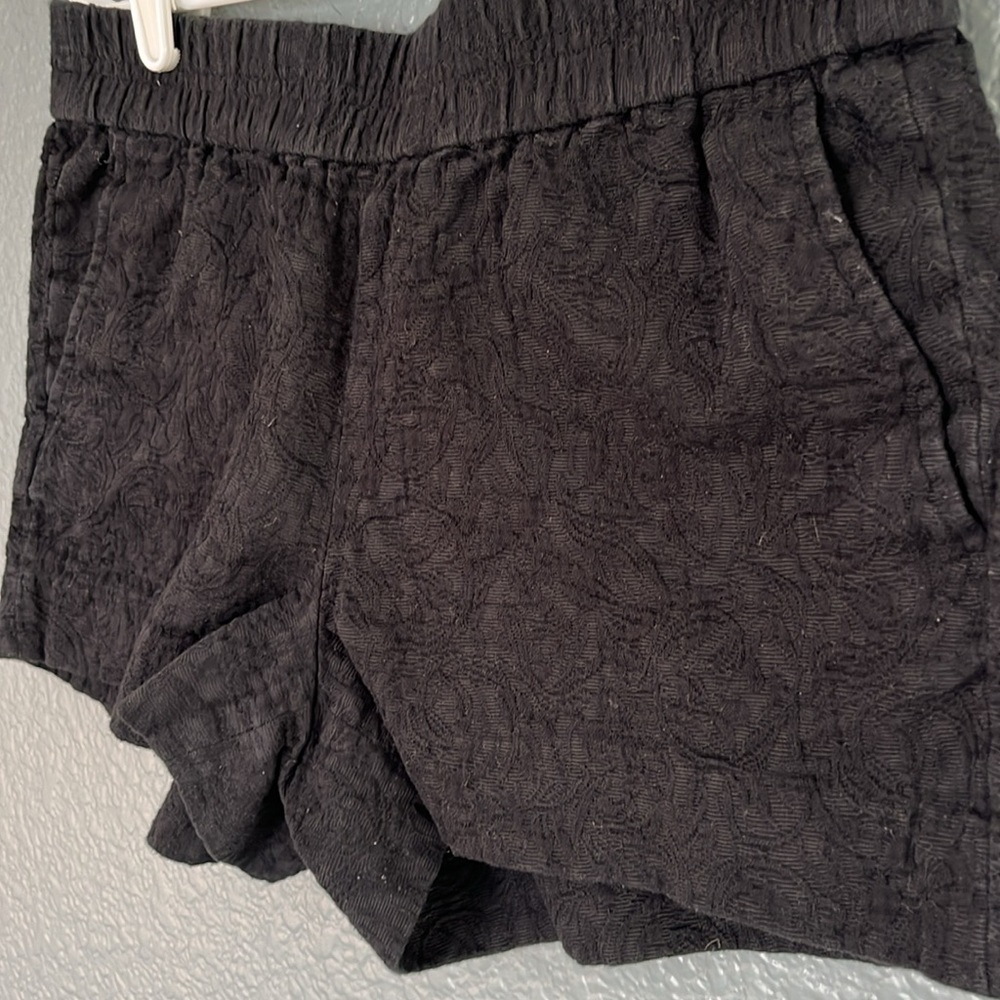 Lands End Elastic Waist Size 6 Black Texture Pattern Shorts
